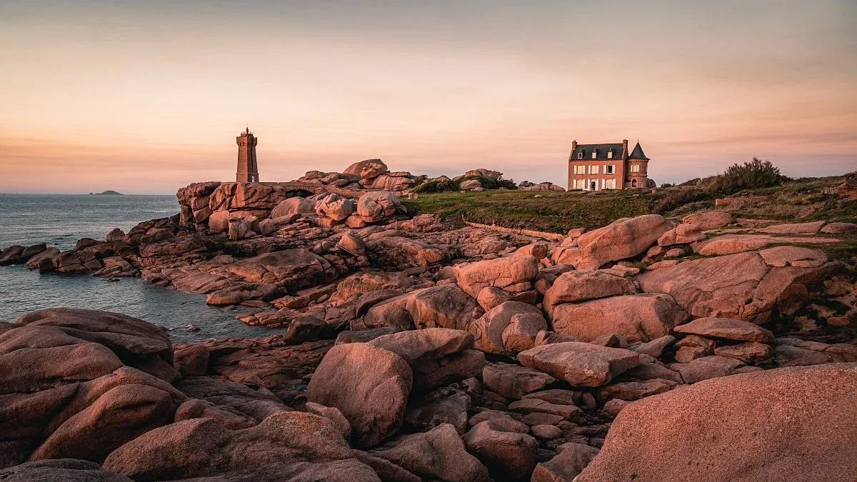 Le phare de Ploumanac'h et une maison en granit rose au coucher du soleil, sur la Côte de Granit Rose à Perros-Guirec.