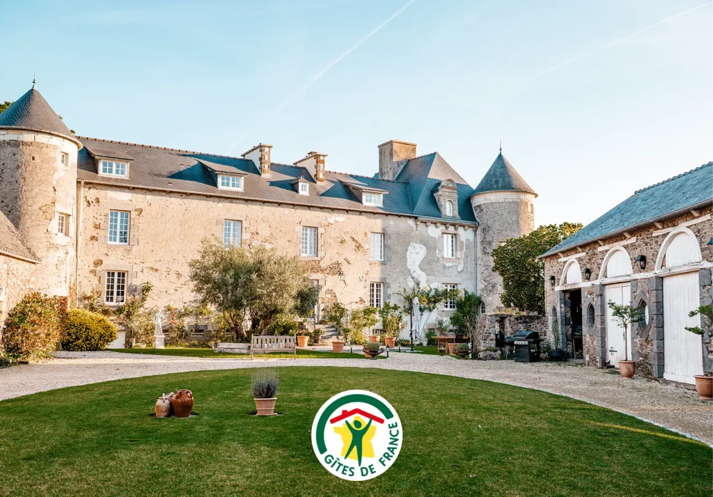 Visuel annonçant la labellisation du Manoir La Ville Durand par Gîtes de France, avec le logo du réseau Gîtes de France.