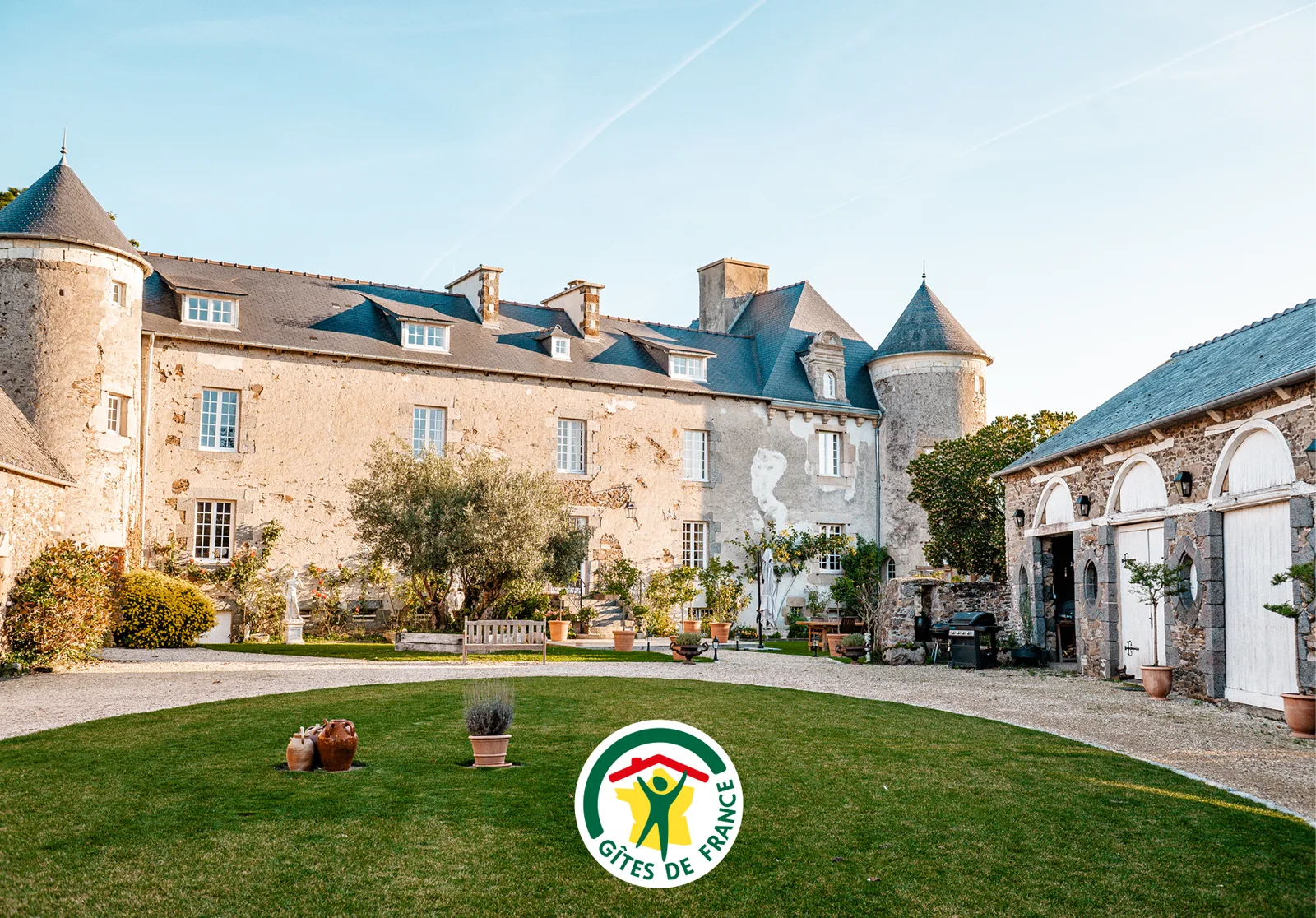 Visuel annonçant la labellisation du Manoir La Ville Durand par Gîtes de France, avec le logo du réseau Gîtes de France.