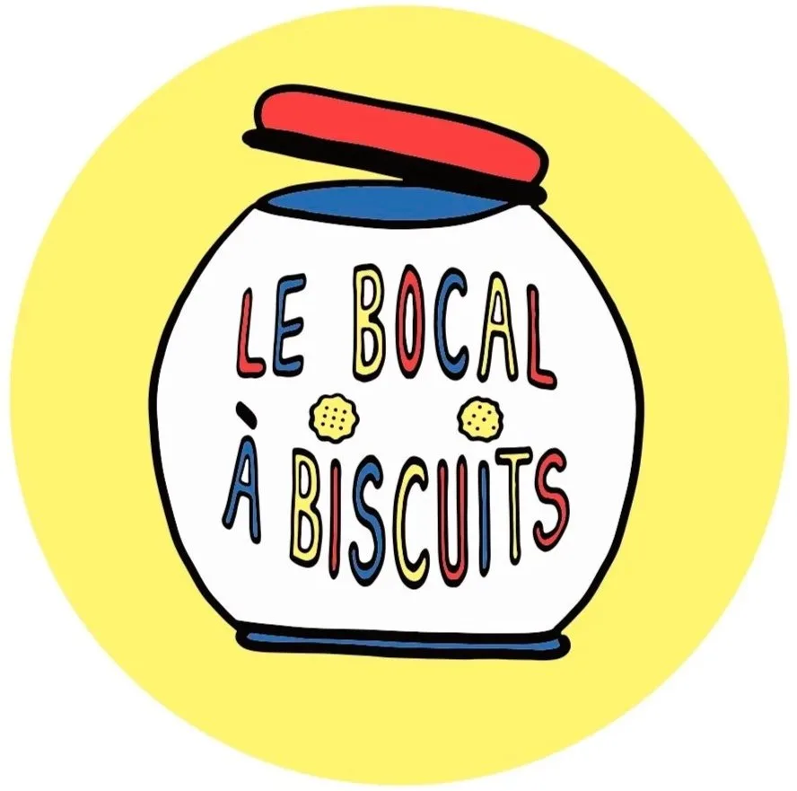 Une illustration d'une boîte à biscuits avec un couvercle rouge entrouvert, contenant la phrase "Le Bocal à Biscuits" en lettres colorées, sur un fond jaune.