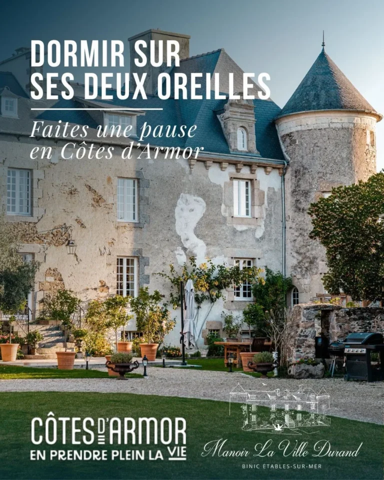 Faites une pause en @cotes.darmor ✨ &Agrave; Binic &Eacute;tables-sur-Mer, le Manoir La Ville Durand accueille jusqu&rsquo;&agrave; 22 voyageurs au c&oelig;ur d&rsquo;un domaine du XIVe si&egrave;cle m&ecirc;lant charme historique, nature et proximit