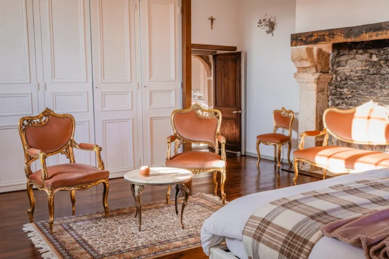 Au c&oelig;ur de notre Manoir, nous proposons d&eacute;sormais 3 chambres d&rsquo;h&ocirc;tes de charme, pour une parenth&egrave;se hors du temps en Bretagne. R&eacute;veillez-vous dans une demeure charg&eacute;e d&rsquo;histoire, profitez du calme