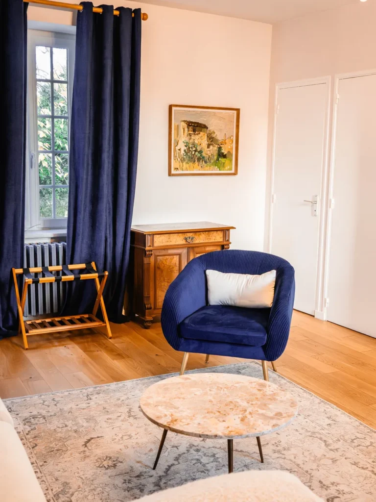 S&rsquo;offrir une parenth&egrave;se au Manoir La Ville Durand&hellip; C&rsquo;est &ccedil;a, la slow life. Un appartement ind&eacute;pendant pour deux ou jusqu&rsquo;&agrave; 4 en famille. Se r&eacute;veiller face aux &eacute;curies, partir &agrav